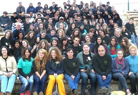 At a spring 2009 seminar, young Israelis and Palestinians gathered for dialogue and team building challenges led by the organization Seeds of Peace. (Seeds of Peace via Wikimedia Commons)