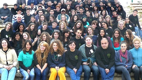 At a spring 2009 seminar, young Israelis and Palestinians gathered for dialogue and team building challenges led by the organization Seeds of Peace. (Seeds of Peace via Wikimedia Commons)